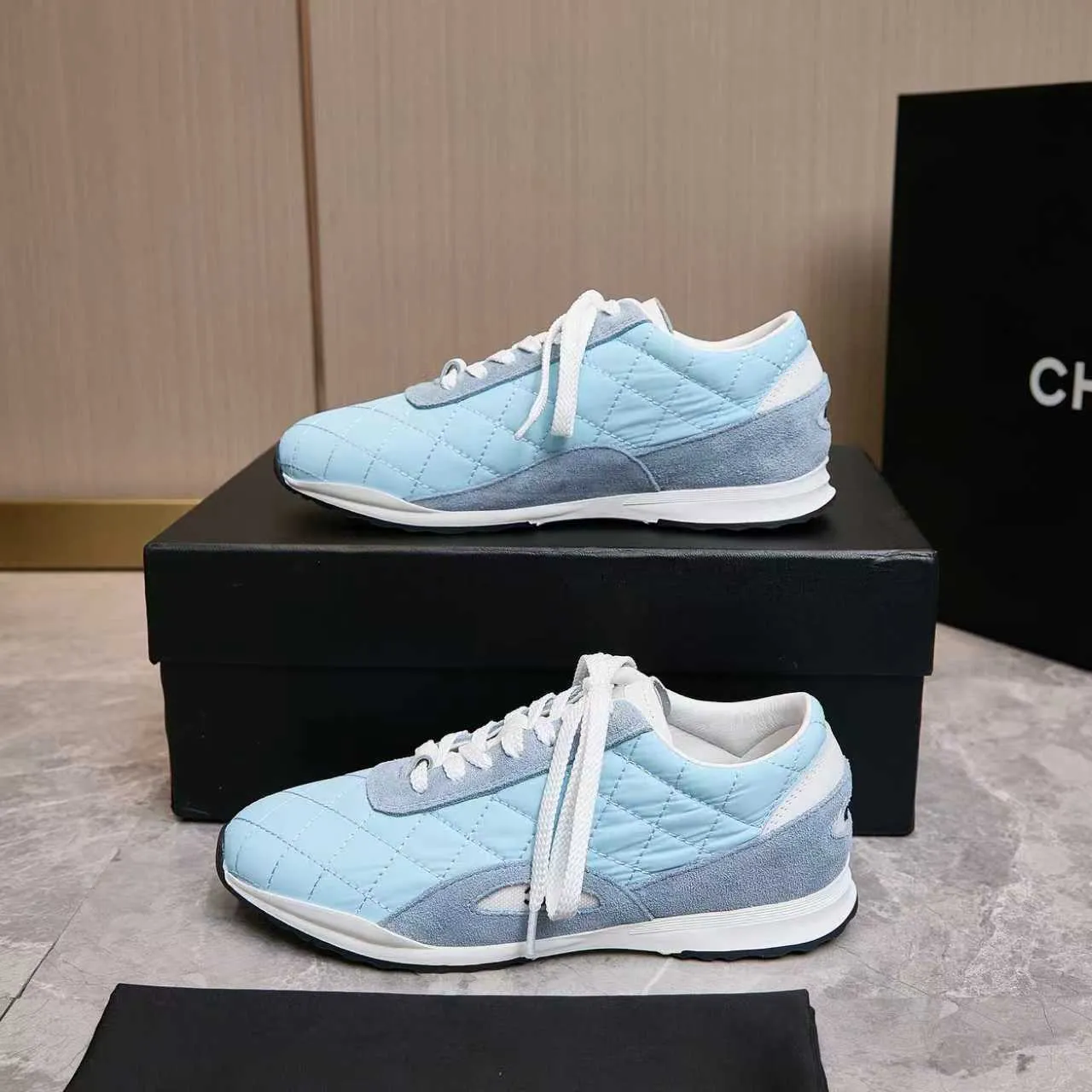 p560 Chanel Chanel - 2025 counter top casual sports shoes This classic design; the upper is electro-embroidered with a variety of techniques; the outsole is fashionable and sporty; the extraordinary inclusion of a variety of color matching elements... The diversified mix and match is very good-looking and versatile, casual, fashionable, sports and outdoor can be taken into account... ꫛꫀꪝ Go➫ Material: ❶Upper made of: original imported high silk cowhide suede ❷Inner use: Original imported breathable mesh ❸ Outsole based on: Original TPU combination outsole Counter boutique packaging complete set Female 35–41 Male 38-46